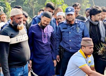 প্যারোলে মুক্তি নিয়ে বাবার জানাজা পড়ালেন ছাত্রলীগ নেতা